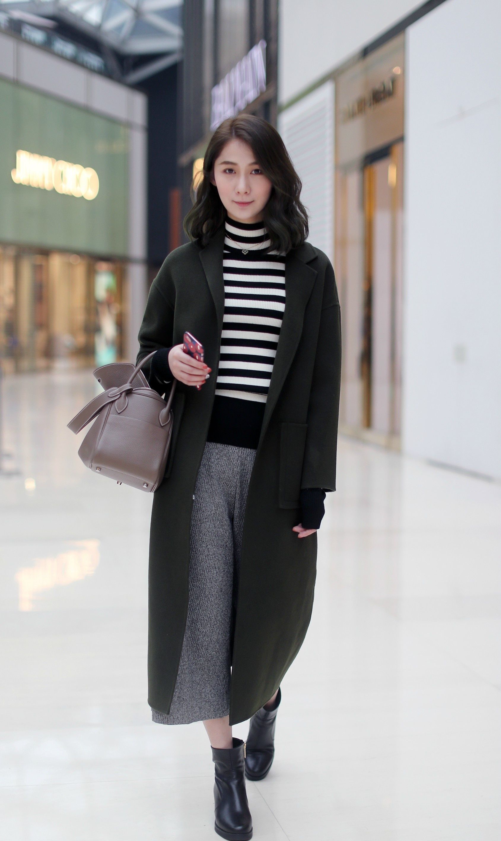 街拍美女图集图四小姐姐的穿着真大胆