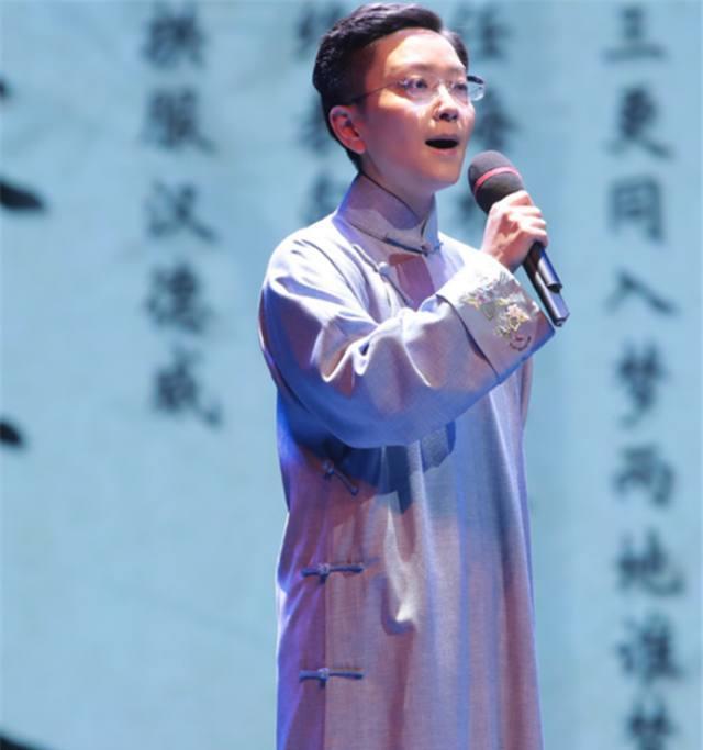 被誉为"神童",14岁被上戏破格录取,今坐拥豪车成传奇人物