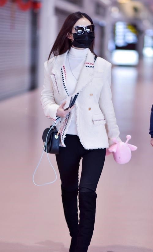 赵丽颖白色西装搭过膝长靴,粉色布玩偶抢镜,少女心爆棚!