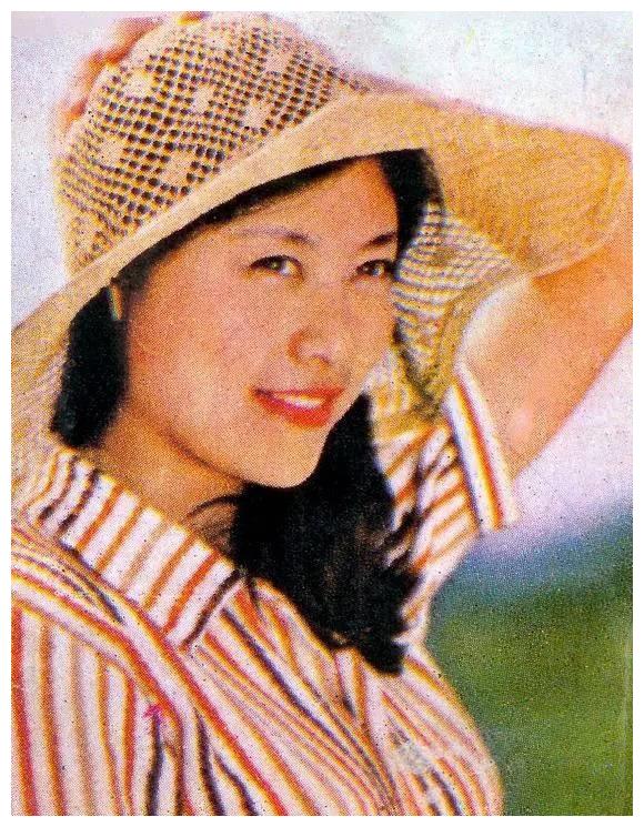 她出道一年就获影后,女儿五个月大时离婚,今58岁与女儿相依为命