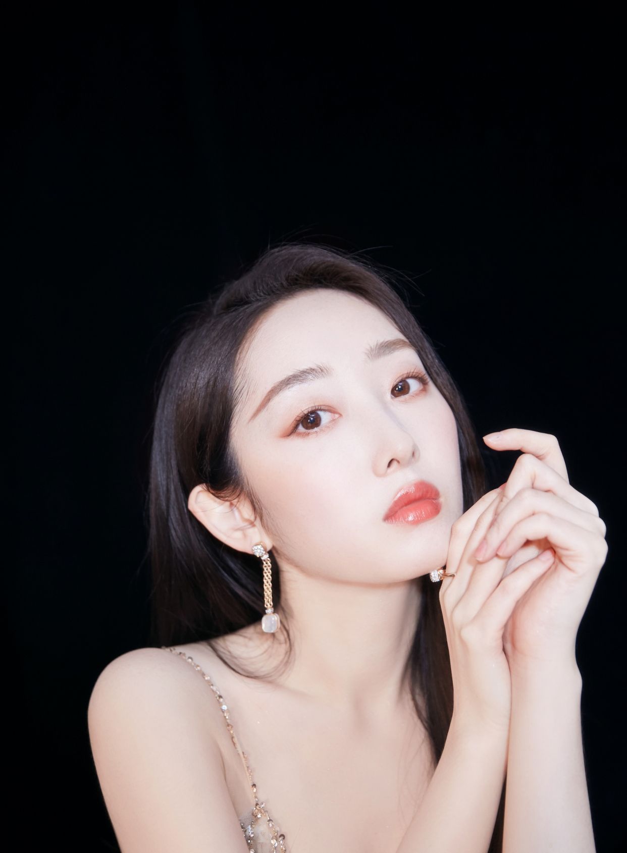 蒋梦婕晒镶钻鳞片裙时尚照,大秀一字肩,披肩卷发尽显优雅气质