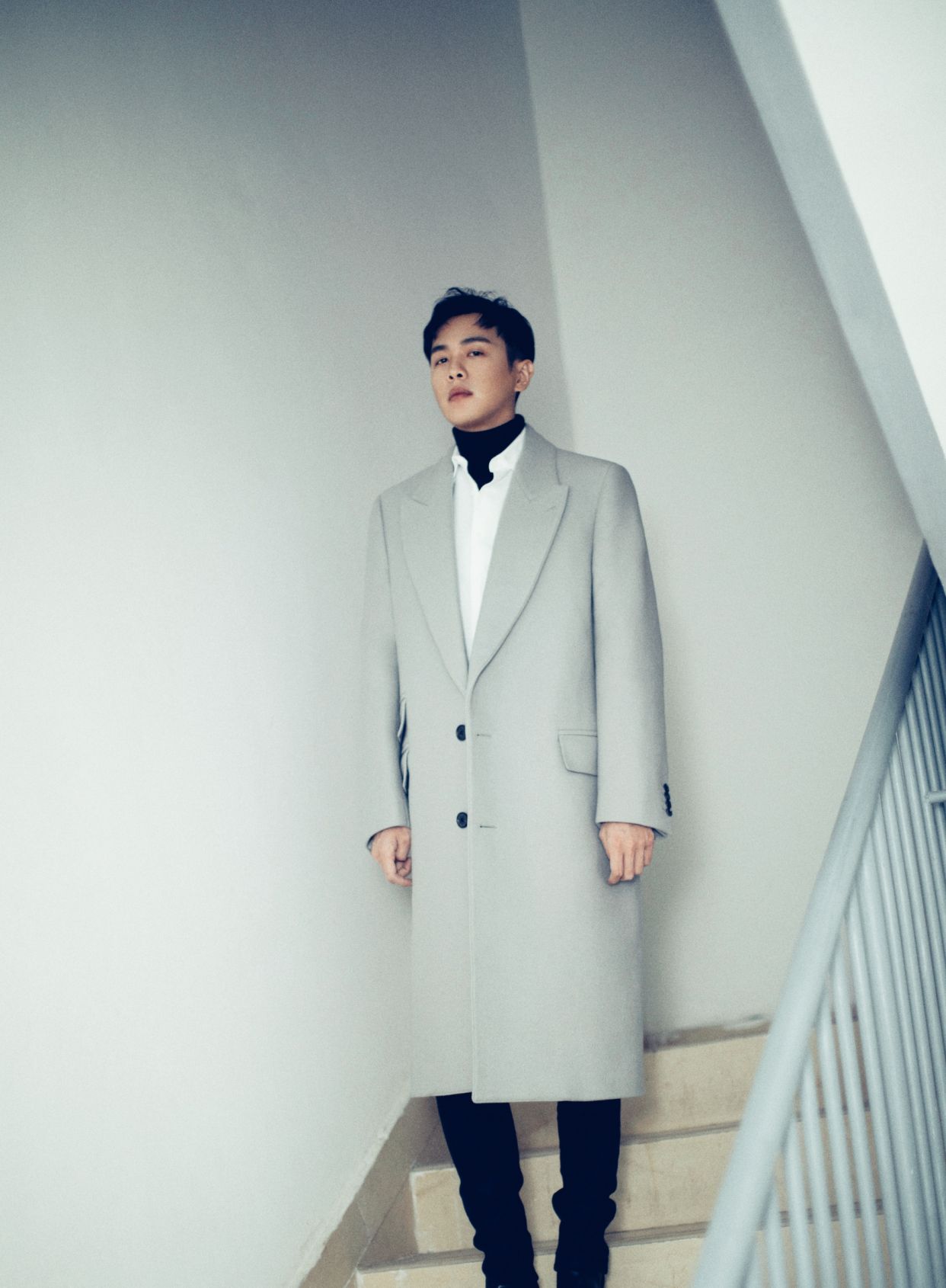 张若昀上演长款大衣穿搭指南,简约保暖又时尚,超有男人魅力