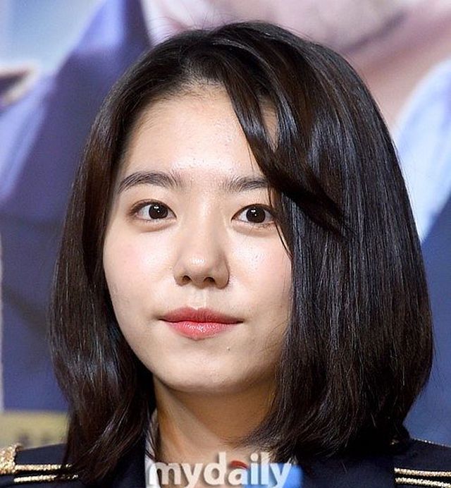 韩国艺人金素慧出席活动甜笑酒窝让人着迷