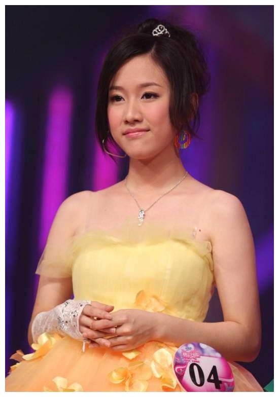 "小黑魔仙"严莉莉长大啦!明明才26岁,却承包了很多人的童年