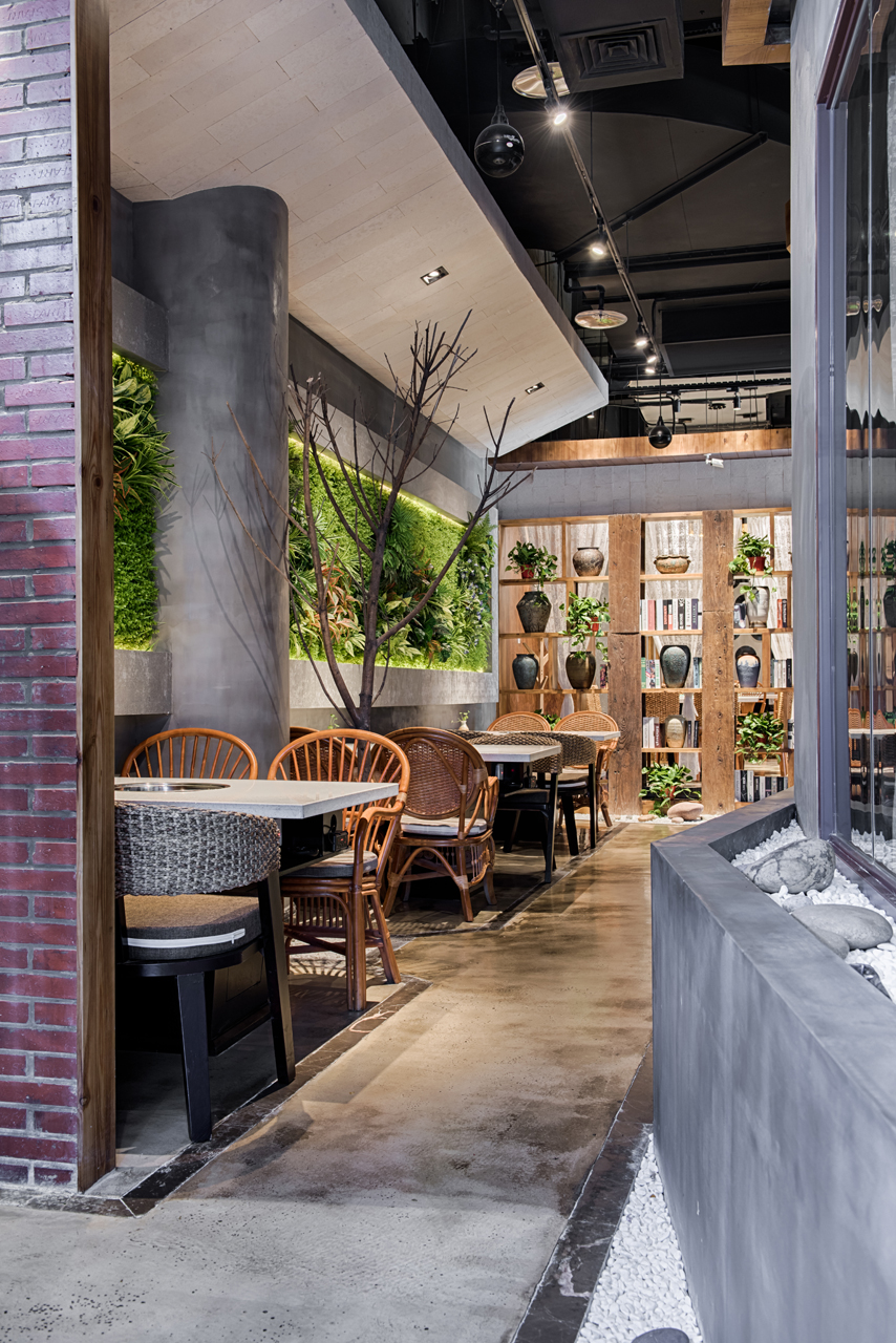 刘熠作品:365㎡现代自然风餐饮空间,水泥与原木营造的东方神韵