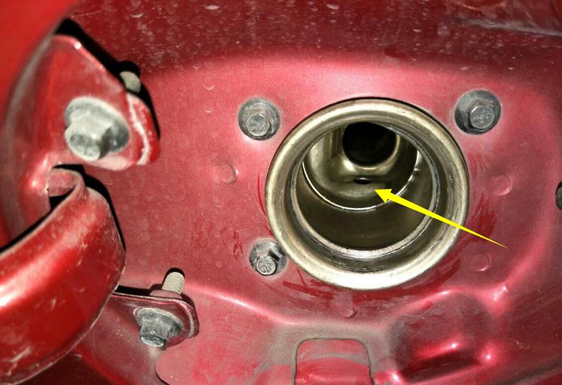 平常大家去加油的时候,会下车把自己的加油口给打开,加完之后锁紧开车