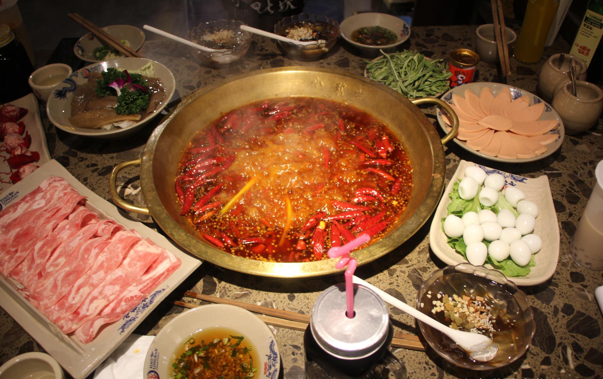 舌尖上的重庆火锅:"最迷人"的街头诱惑,"最真实"的平价美食