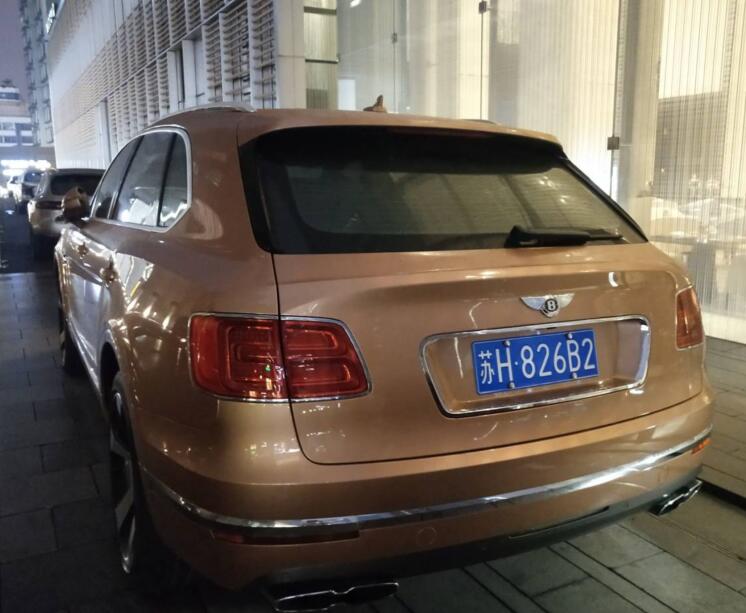 江苏淮安街头实拍宾利添越,金色车身太壕了!