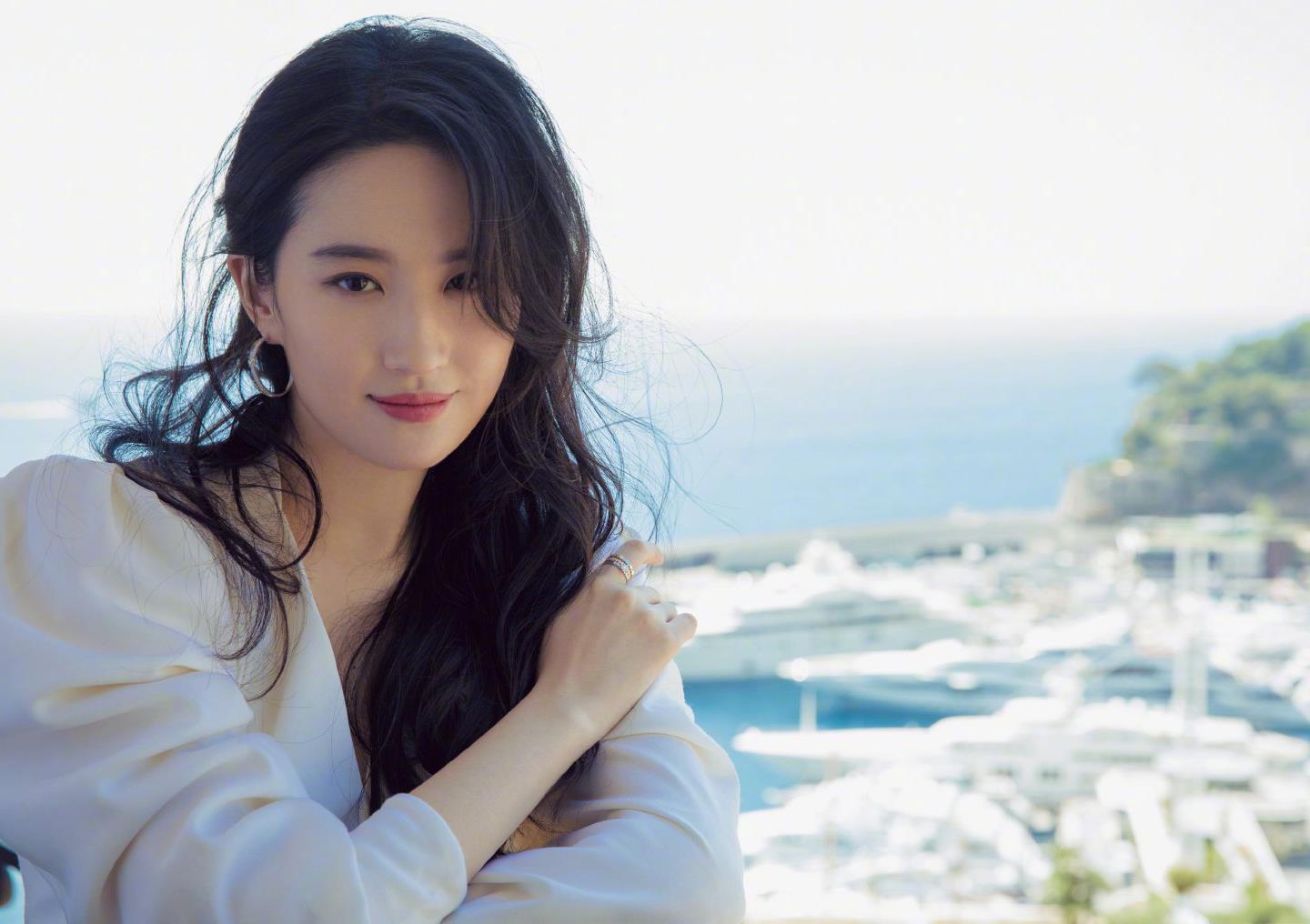 白裙子还可以这么穿?刘亦菲演绎白色的复古套装,是仙女本人了!