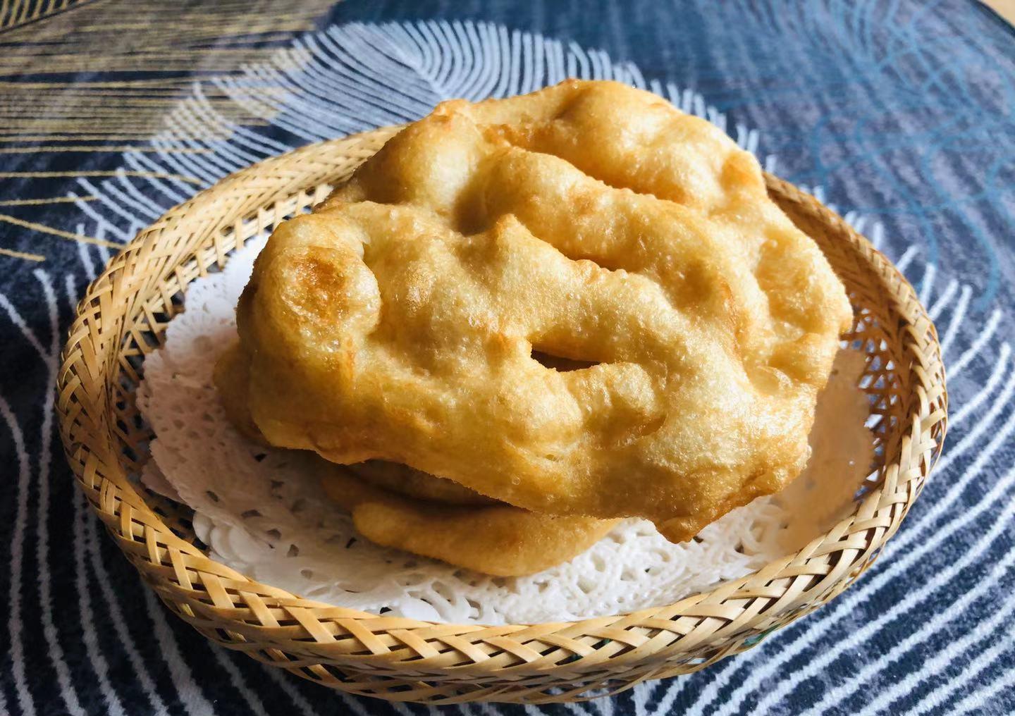 我家想吃油饼自己炸,只需简单4个步骤,外酥里嫩带着淡淡奶香