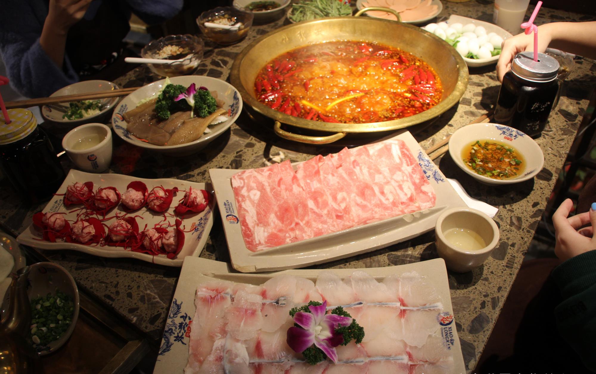 舌尖上的重庆火锅:"最迷人"的街头诱惑,"最真实"的平价美食