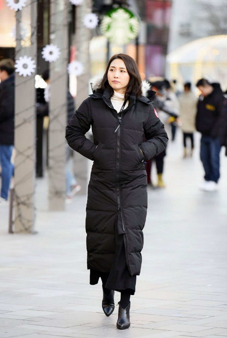 北京街拍:寒冷的冬天,黑色长款羽绒服深受小姐姐们的喜爱