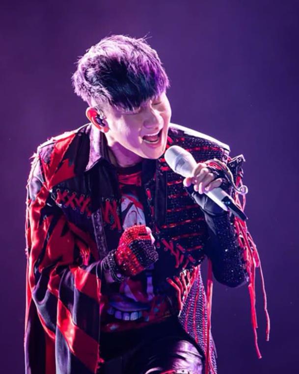 这不能怪佩云姐,就在之前青岛接机的时候,有位jm推了一下林俊杰,导致