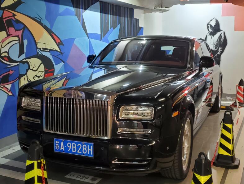 南京德基广场实拍劳斯莱斯幻影,这气场太强大了!