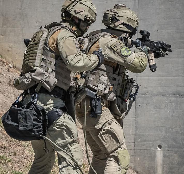 瑞士洛桑特警实战训练 盾牌手膂力惊人 看不见的训练成本最昂贵