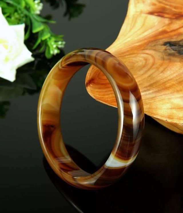 翡翠与玛瑙这两种截然不同的珍宝有什么区别