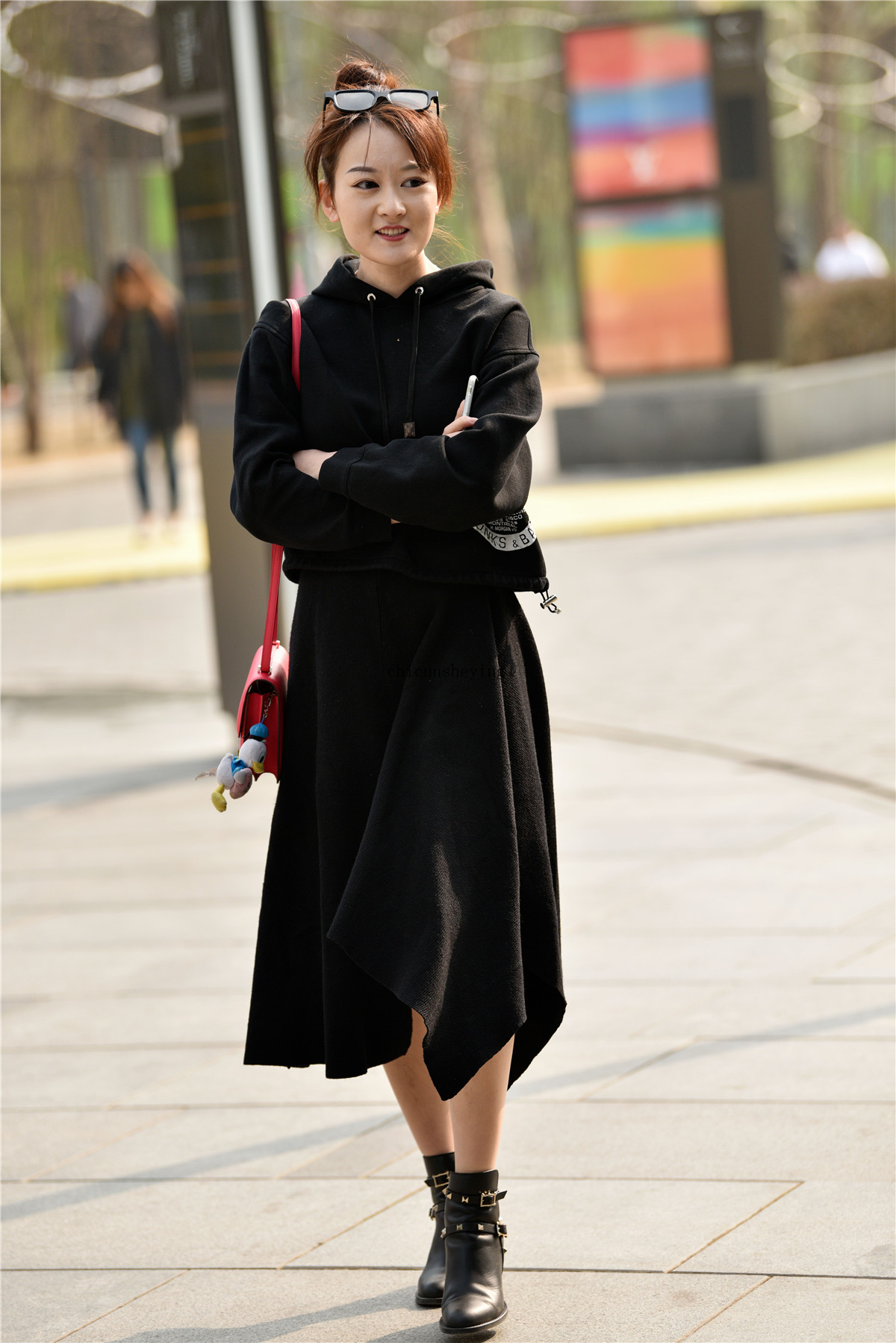 春装搭配,选择穿裙子的越来越多,时尚长裙凸显姑娘淑女味儿