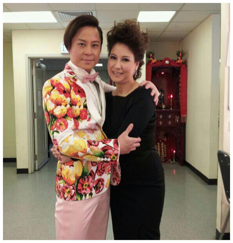 她23岁嫁武打巨星,丈夫去世4年她生下女儿,37年守寡单身带女|甄妮