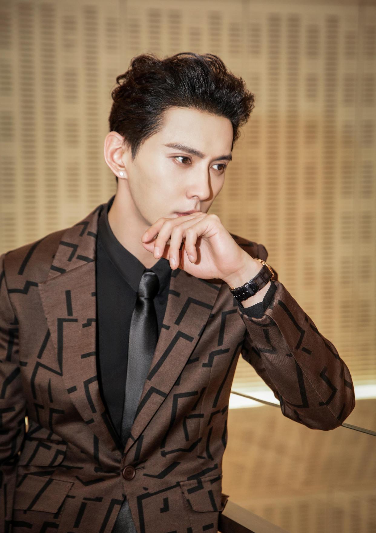 徐正溪雅痞有型出席时尚盛典 斩获"年度新锐魅力艺人奖"