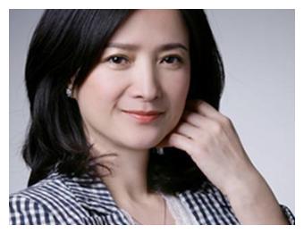 55岁的何晴和50岁的许晴近照对比,优雅美人和傻白甜的差距