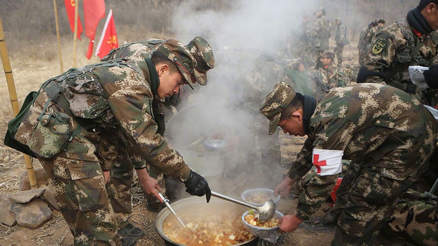 兵马未动,粮草先行,兵哥哥们劈材烧火埋锅造饭太优秀!