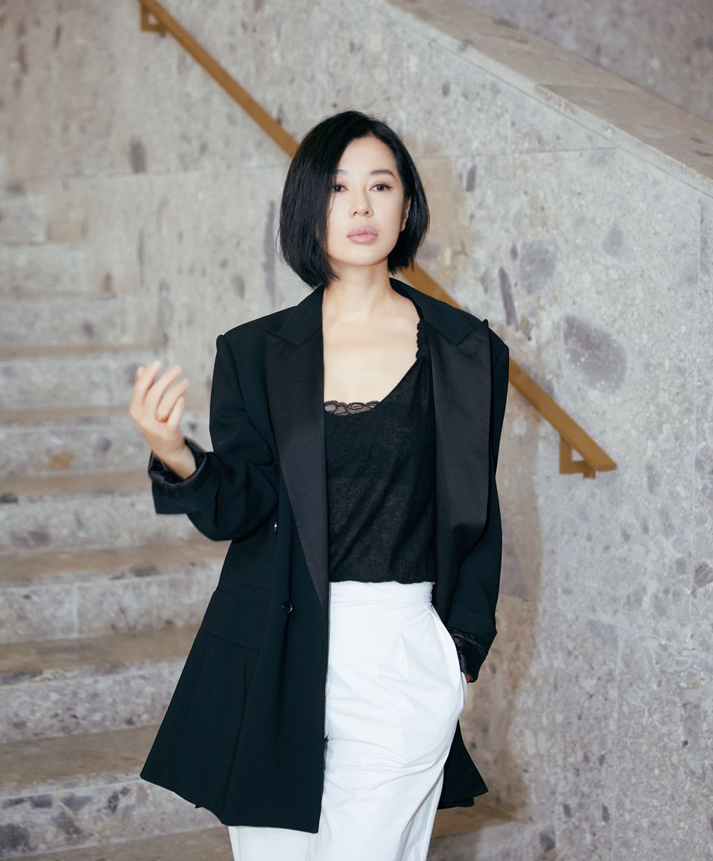 余男西装造型亮相米兰时装周 干练帅气从容自如