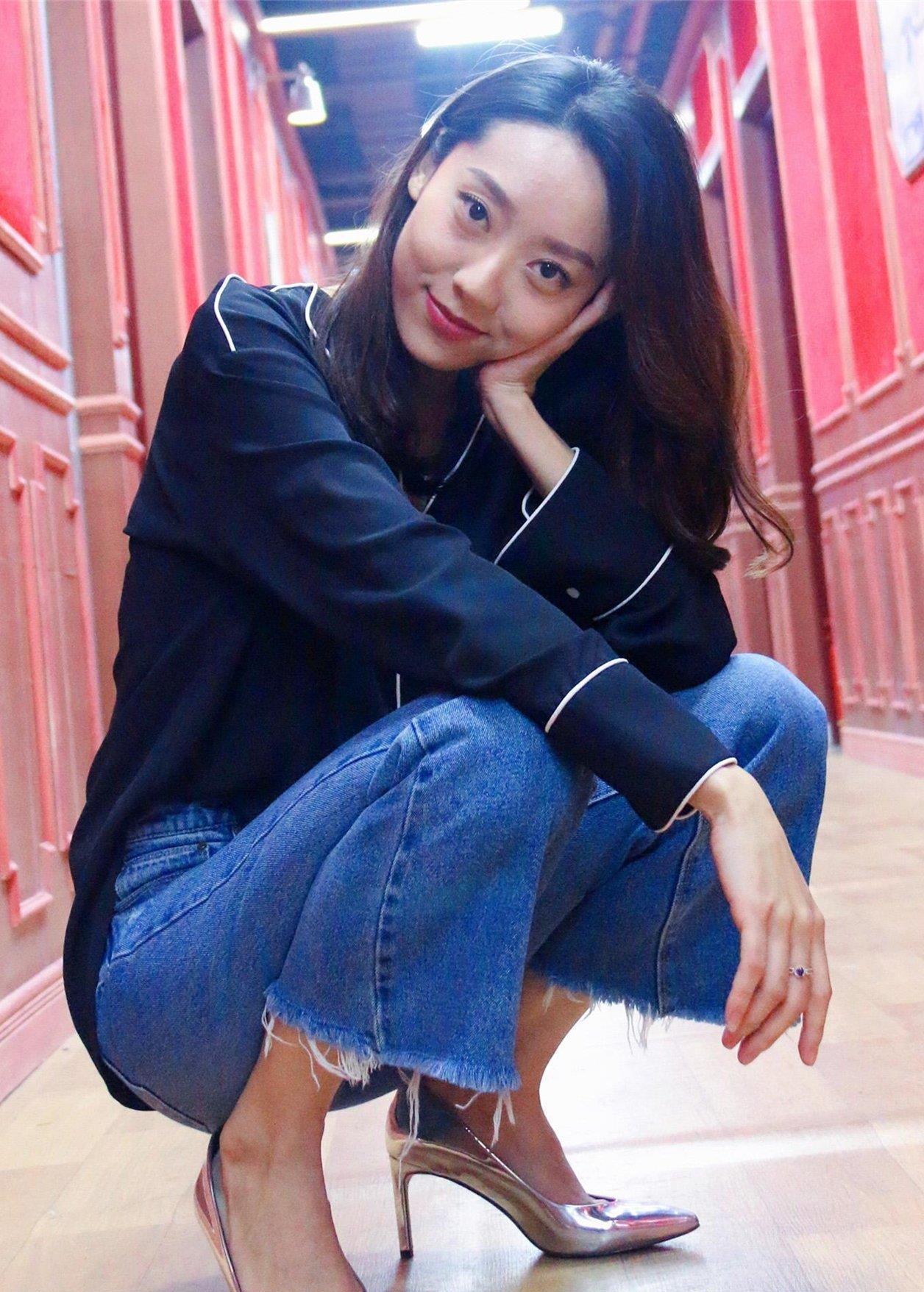 新喜剧之王鄂靖文现身一字肩黑色礼服裙真性感好有女人味