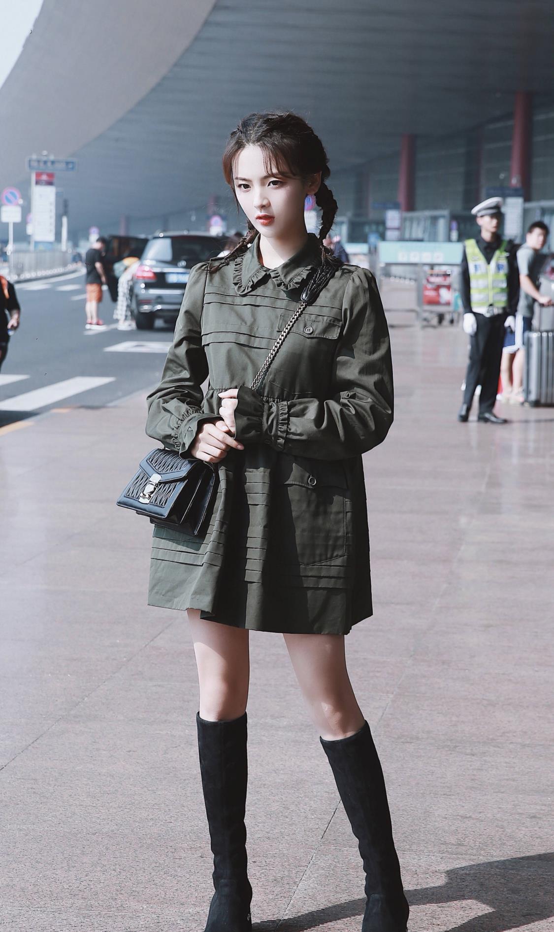 杨超越把衬衫当裙子穿?搭配黑色长靴,腿比超模还细细一圈!