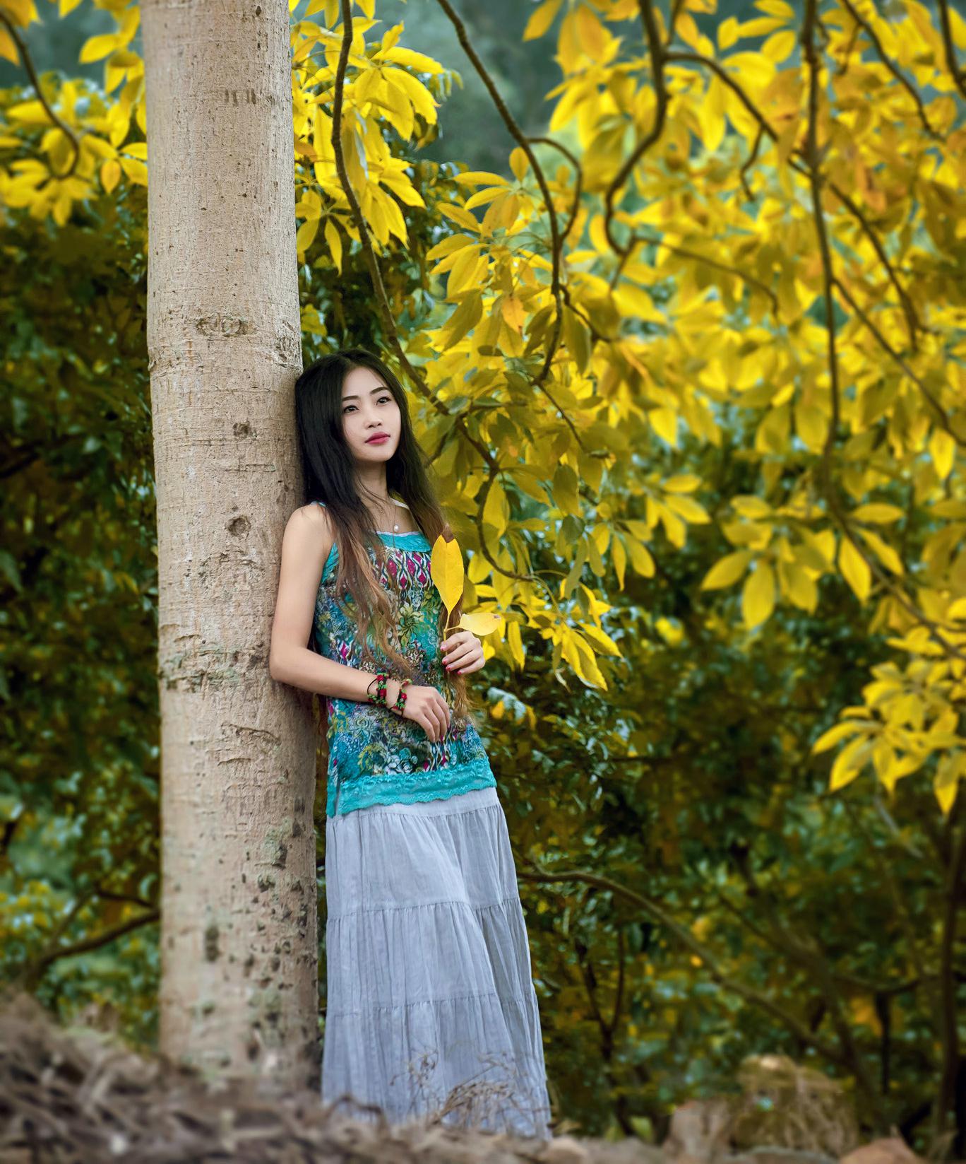 景色秀美外景下的青春年华美裙姑娘|长发|美景|可爱_新浪新闻
