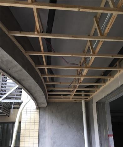 开始吊顶了,吊顶也是技术活,专业的会用水平仪测下水平,然后在搭架子