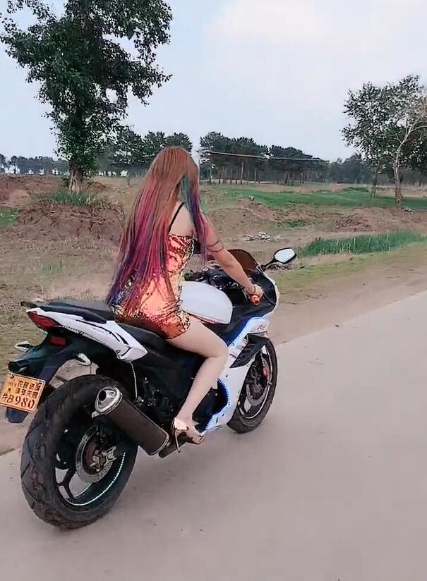 骑摩托的时尚女郎一双十公分高跟鞋抢镜