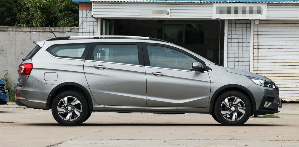 宝骏310w外观近看很漂亮,远看感觉一般啊,最满意的就是外观,谈不上新