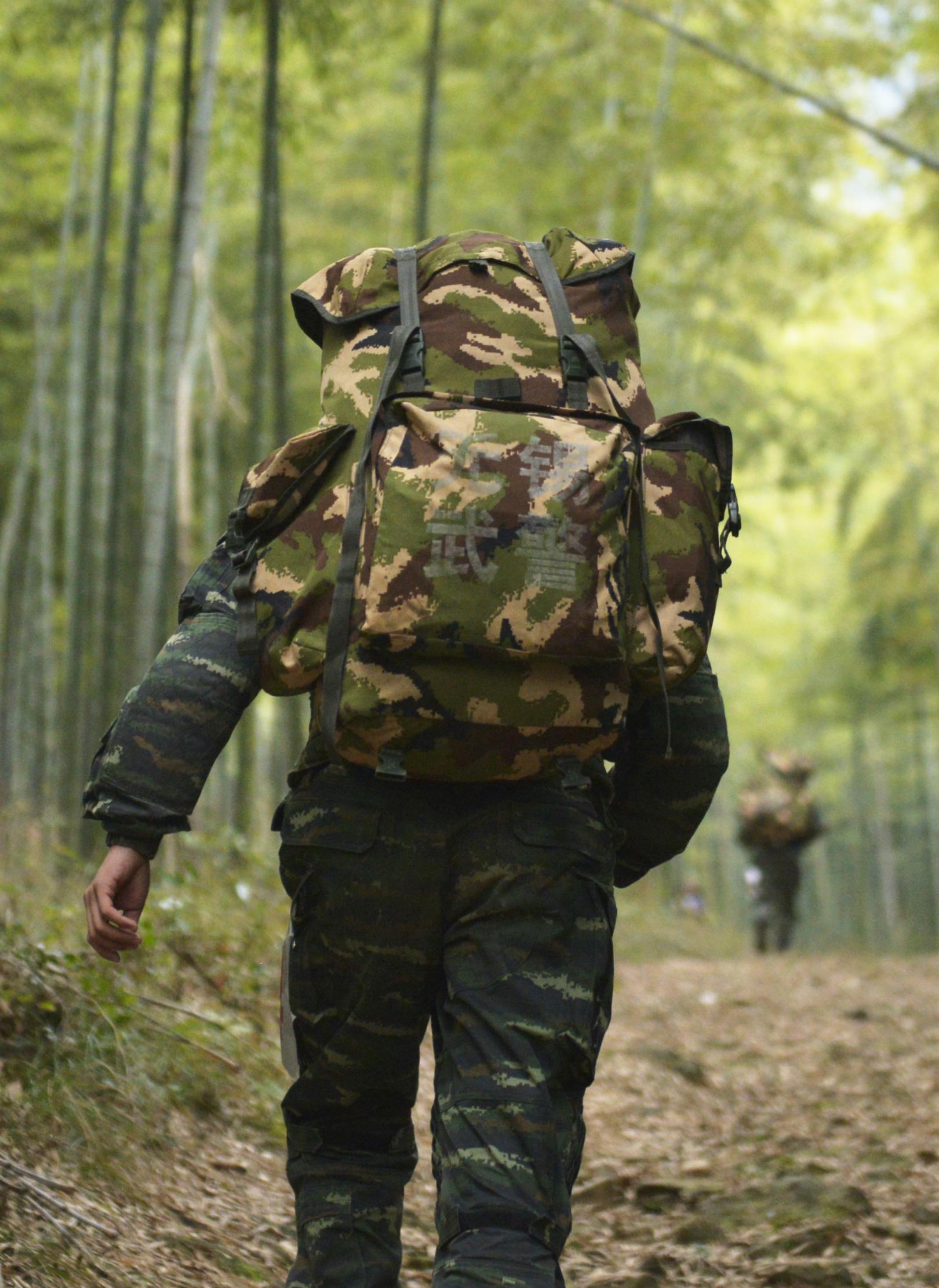 地狱的勇士!武警特战尖兵魔鬼练兵 负重60斤长途奔袭