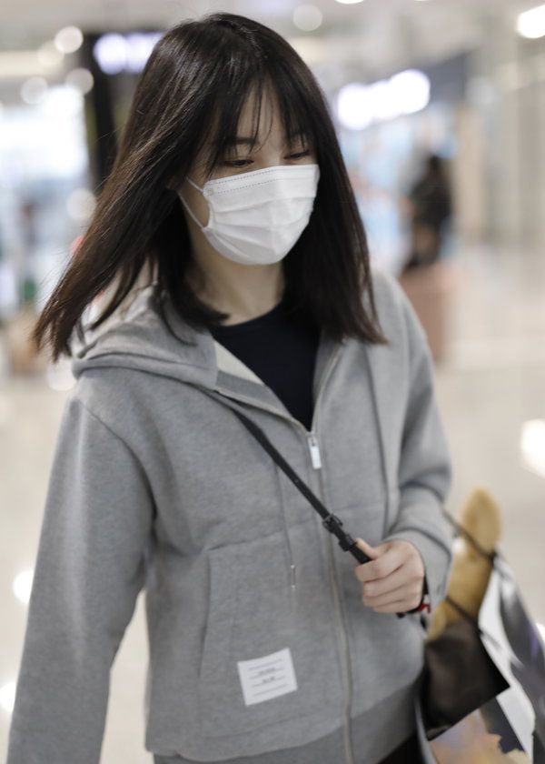 郑爽现身上海机场戴白口罩仿佛生病了楚楚可怜