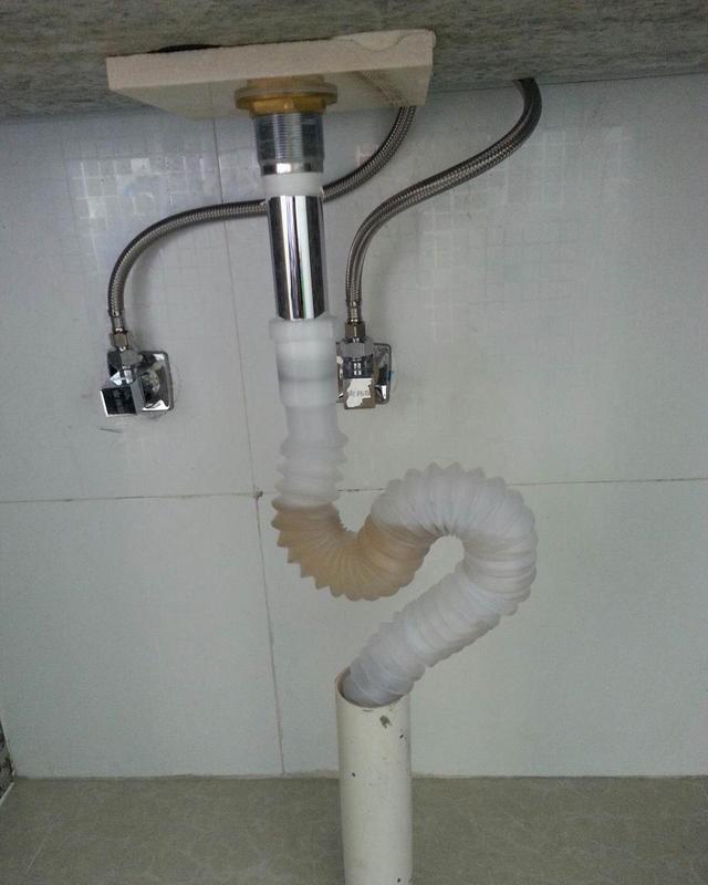 厨房不知原因老有异味愁坏了专业师傅查看没做存水弯