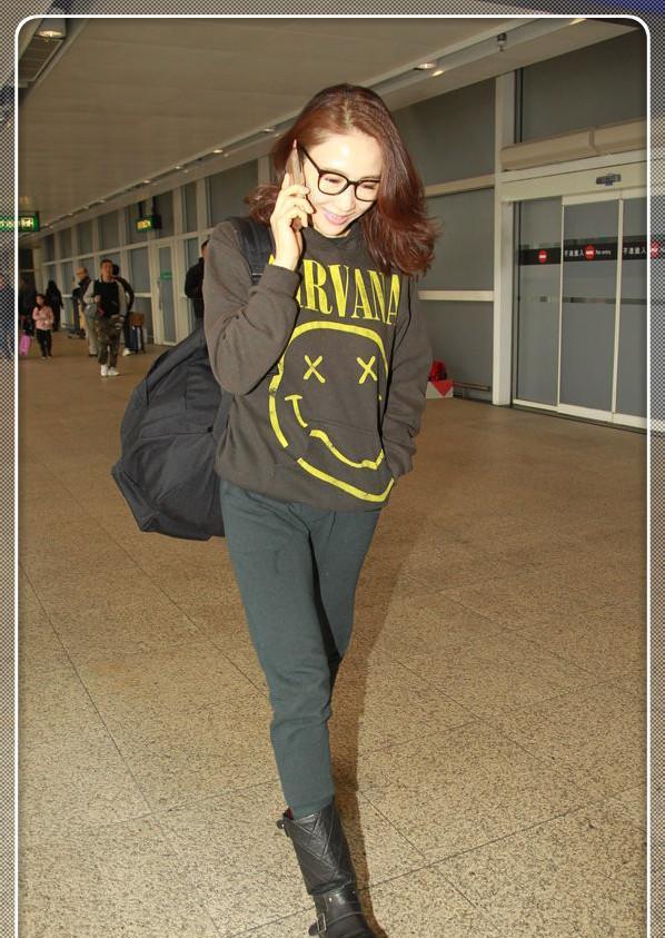 黎姿不服老!47岁穿17岁少女的衣服走机场,优雅老去不好吗?