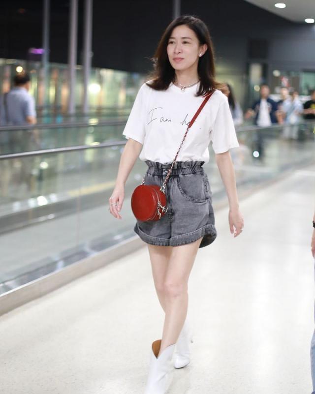 44岁佘诗曼穿短裤大秀蜂腰美腿,满眼尽是腿腿腿