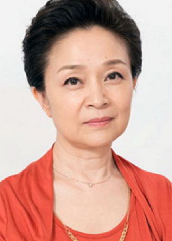 她是母亲专业户,和小4岁圈内老公恩爱至今,60岁风采依旧