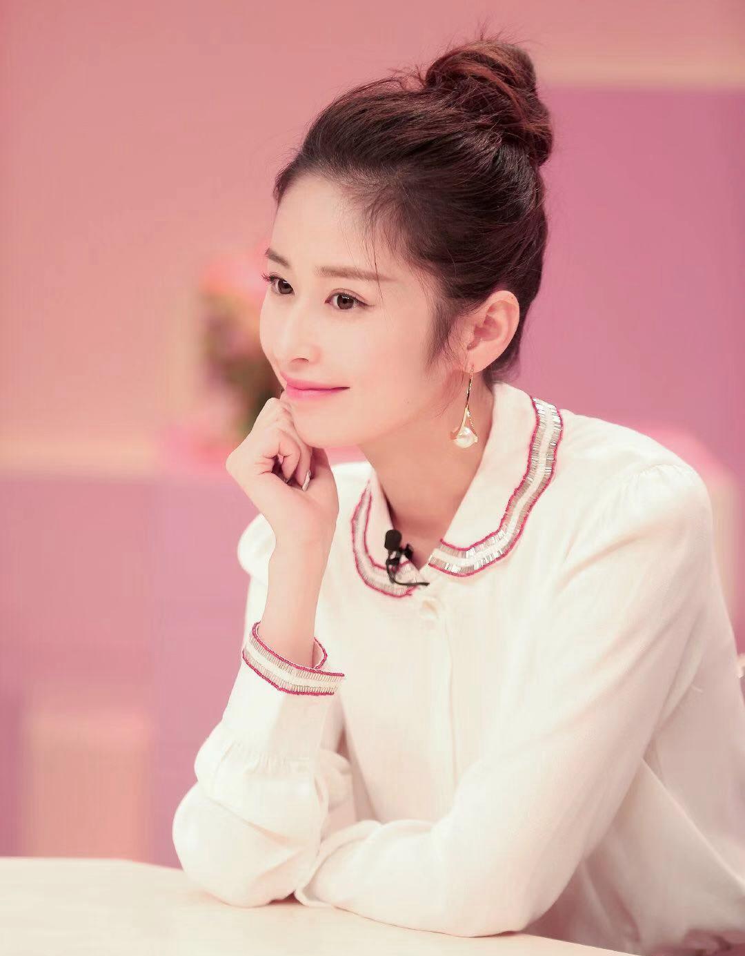 颖儿录制《亲爱的结婚吧》,娃娃领衬衫搭减龄丸子头,甜美似少女