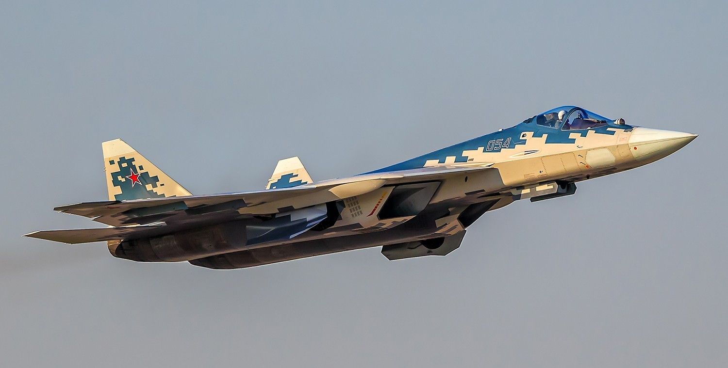 组图:身披新式数码迷彩涂装的苏-57战斗机