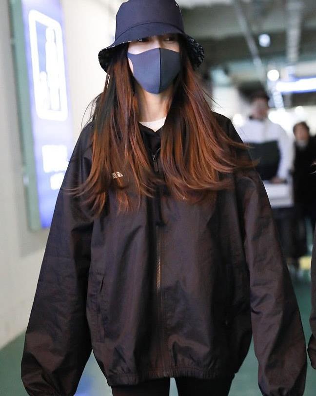 接住来自baby的生图暴击,全黑穿搭亮相机场,口罩难掩美貌