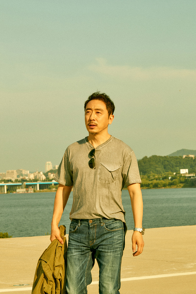 宁理曝最新写真休闲随性展成熟魅力