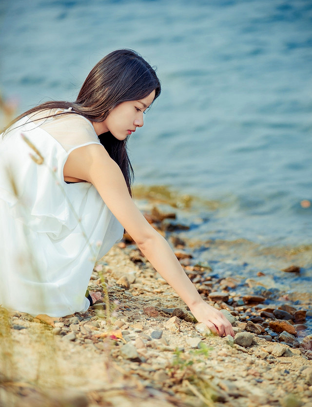 炎热夏天小河边的靓丽长发白裙姑娘|伊人|美女|镜头_新浪新闻