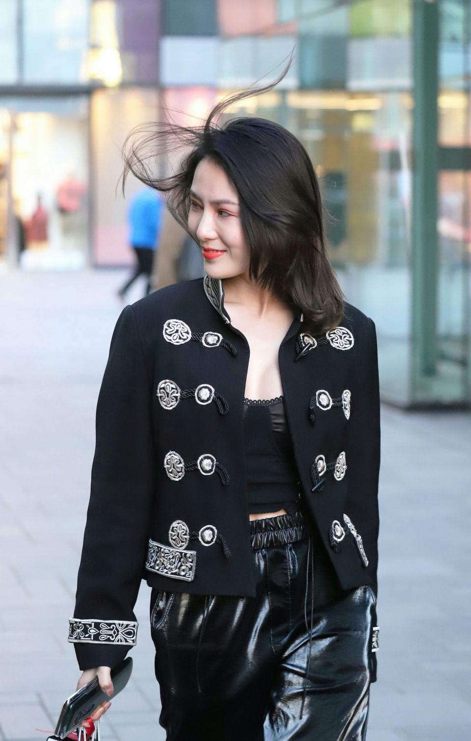 少妇似乎看到了熟人,一个侧目,脸上开心的笑着,几丝秀发随着风飘扬在