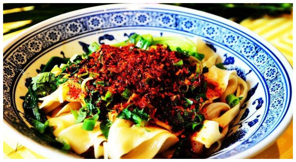 陕西油泼面做法,俩手一扯就是一碗,太香了,看得我都想吃一碗