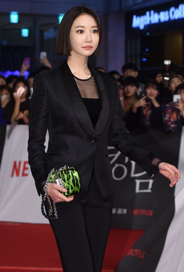 高俊熙"锋利"的短发穿黑色西装,简直就是霸道女总裁的即视感