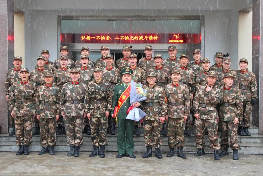 伍道行科技 走进军营 “武警哥哥,可以教我叠被子吗?”