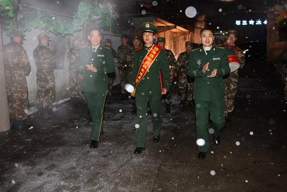 伍道行科技 走进军营 “武警哥哥,可以教我叠被子吗?”