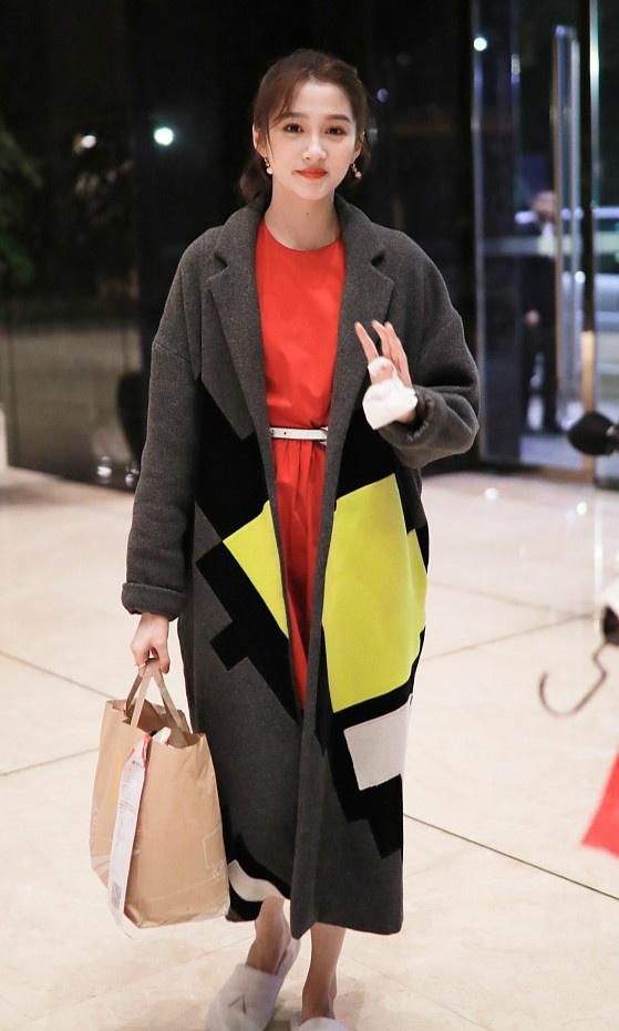 关晓彤穿拖鞋取外卖随性接地气 满脸胶原蛋白青春洋溢