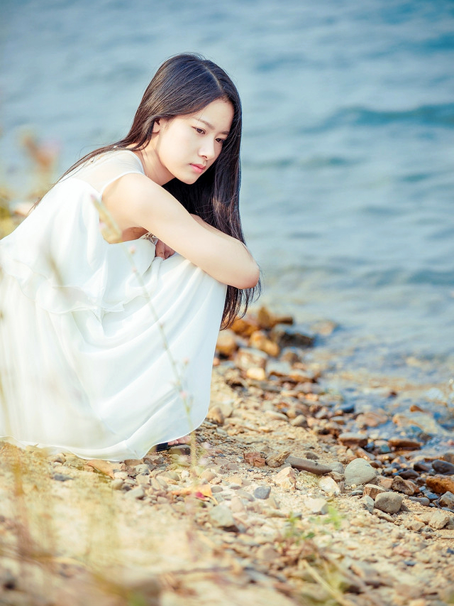 炎热夏天小河边的靓丽长发白裙姑娘|伊人|美女|镜头_新浪新闻